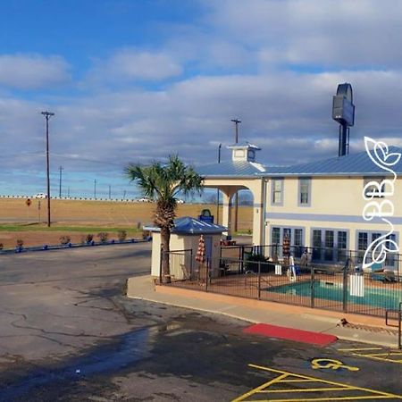 Days Inn & Suites By Wyndham Braunig Lake Elmendorf Exterior photo