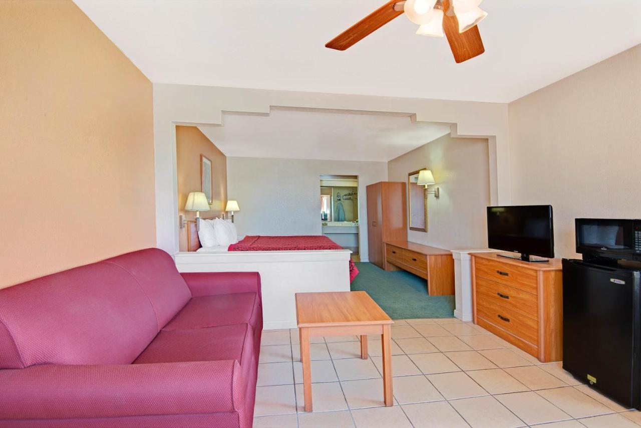 Days Inn & Suites By Wyndham Braunig Lake Elmendorf Room photo
