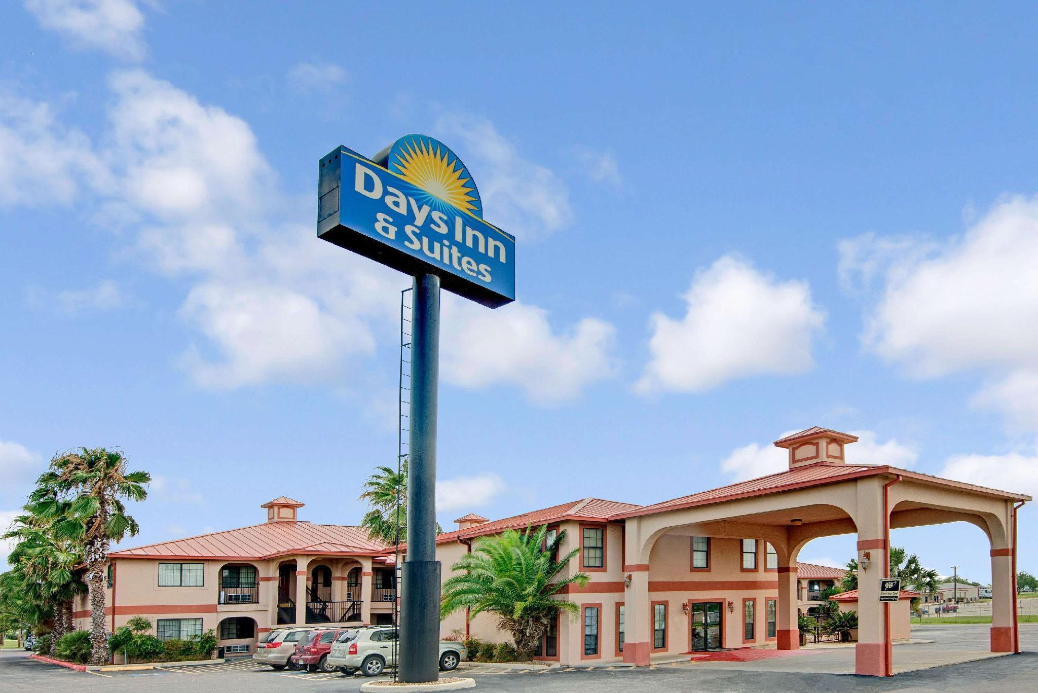 Days Inn & Suites By Wyndham Braunig Lake Elmendorf Exterior photo