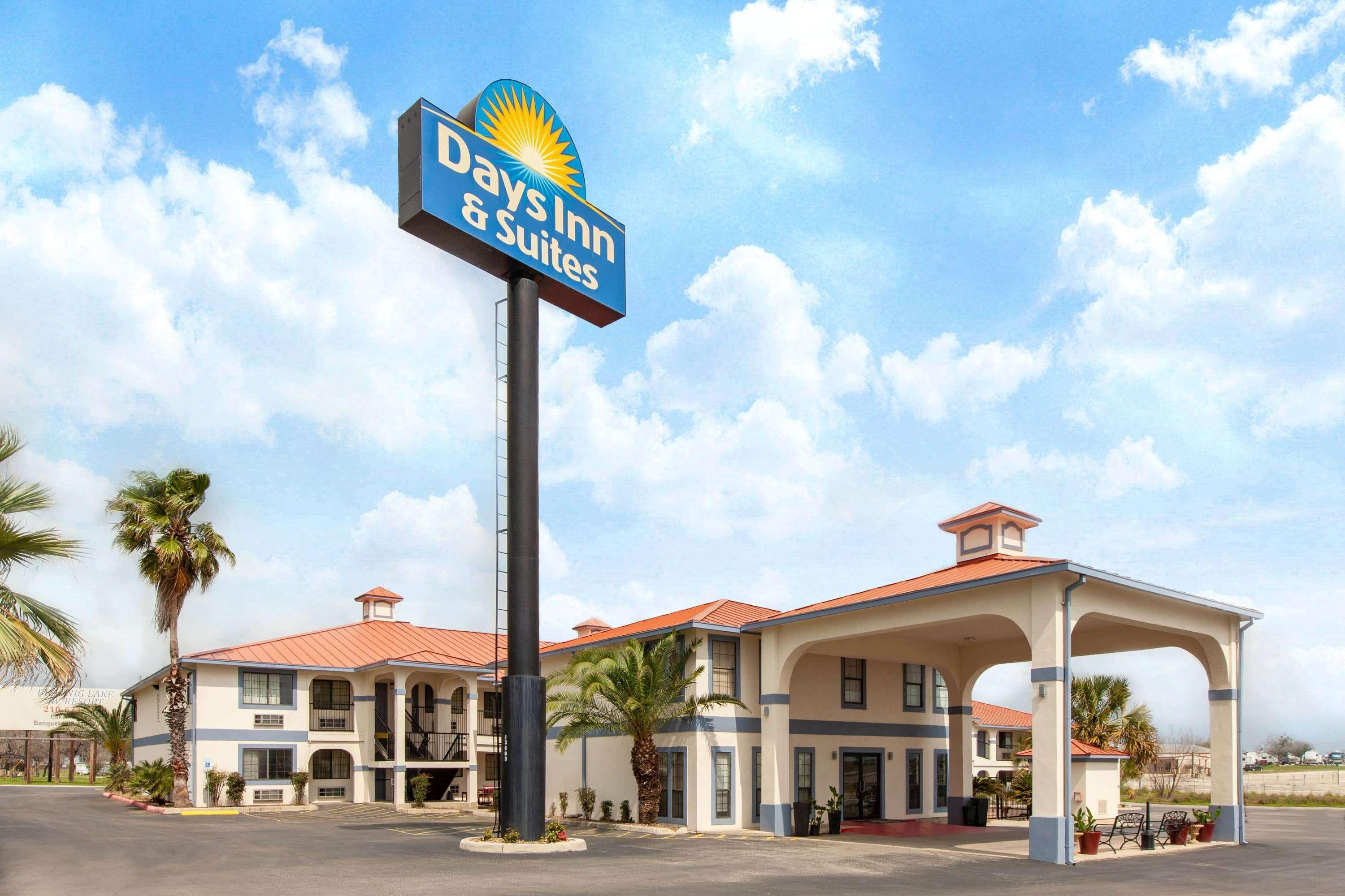 Days Inn & Suites By Wyndham Braunig Lake Elmendorf Exterior photo